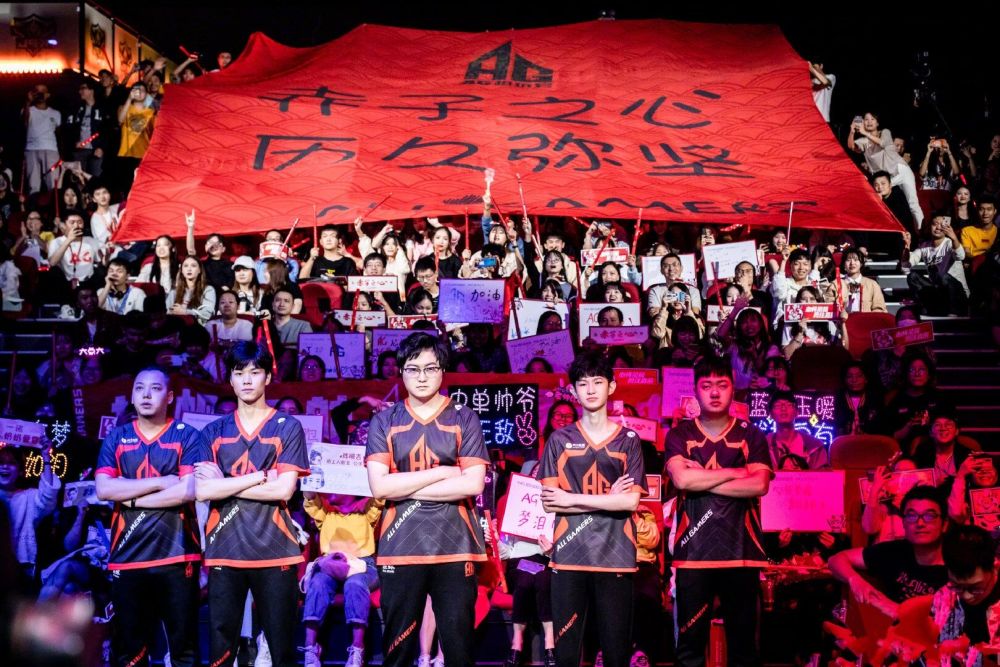 男足球员怼